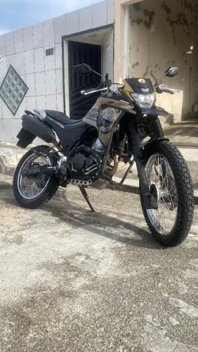 Lander com pneus novos e bem conserva , para quem tem bom gosto da