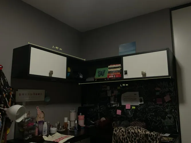 ESTANTE AÉREA EM L COM ARMÁRIOS FECHADOS