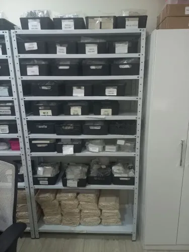 ESTANTE DE AÇO COM PRATELEIRAS
