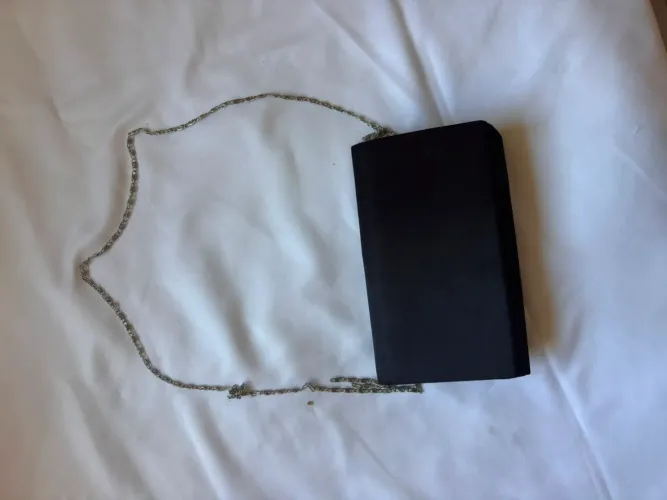 Bolsa preta pequena com alça 