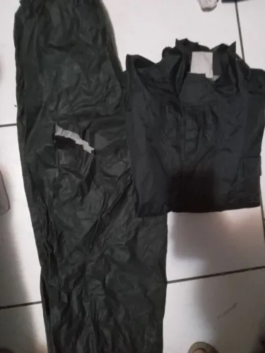 Capa de chuva G, usada com detalhe ( não entrego)