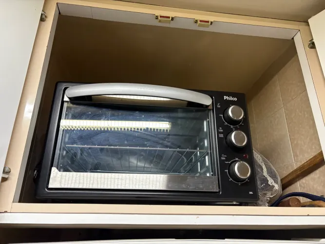 um Forno Elétrico Philco PFE48IP