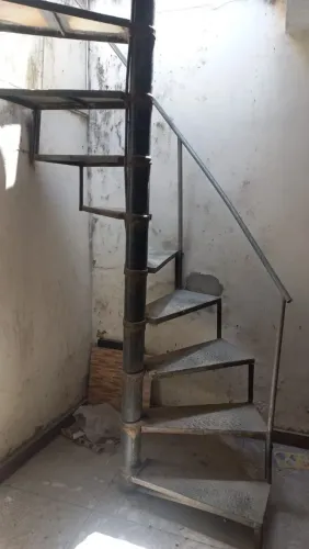 Escada de Ferro Ultrarresistente: Robusta, Segura e Feita para Durar Vida Toda!