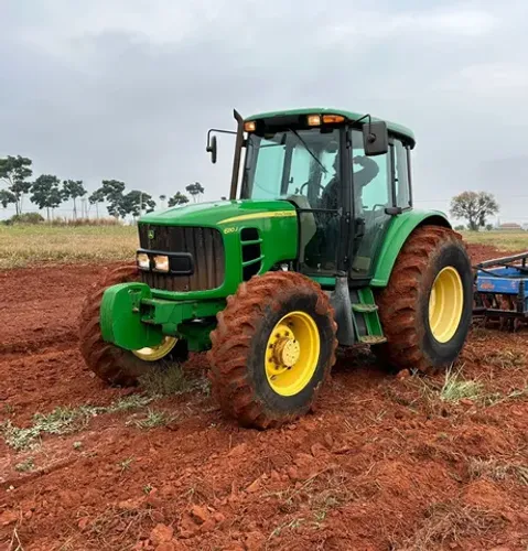 Trator Jhon Deere 6110J ano 2014, 4x4, com 6700 horas, em SP