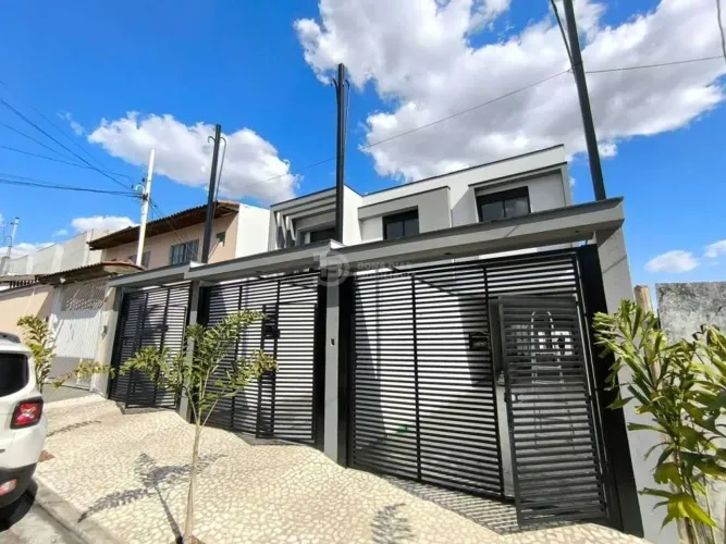 Sobrado de Luxo na Vila Granada - 3 suítes, 3 vagas, quintal