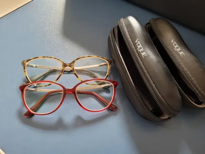 Duas armações de óculos Vogue (original)