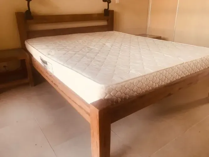 Móveis para quarto: cama, colchão, criados mudos, aparador