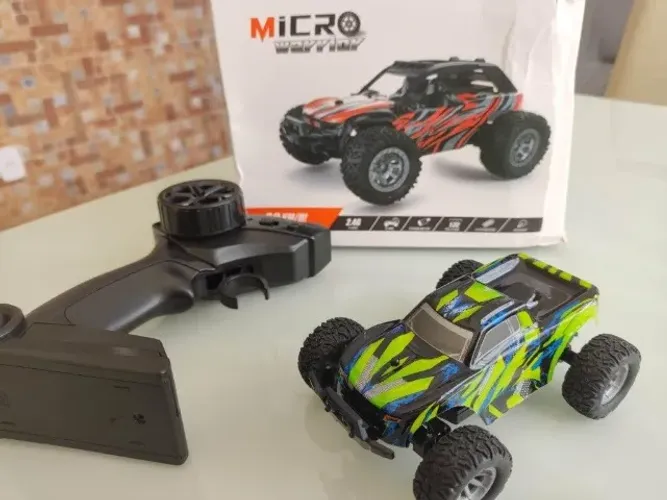 Carrinho de Controle Remoto Micro Warrior Recarregável