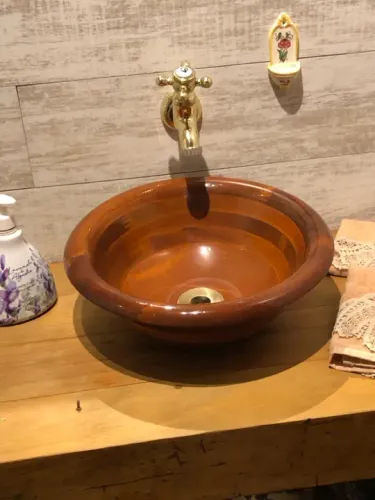 Cuba para lavabo em mogno com suporte em latão dourado 
