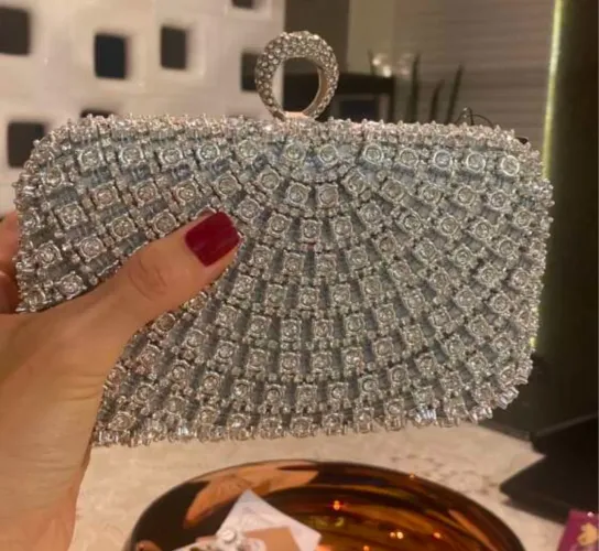 Bolsa de mão prata com pedrarias