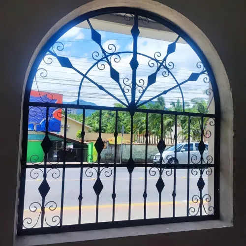 Grade de proteção para janela com design em ferro