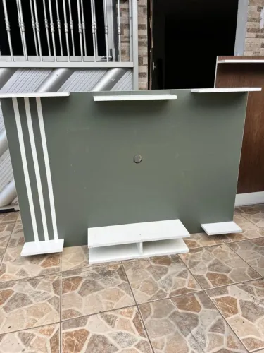 Painel para TV com detalhes na cor verde!