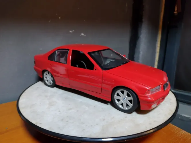 BMW 325i 1/18 com detalhes