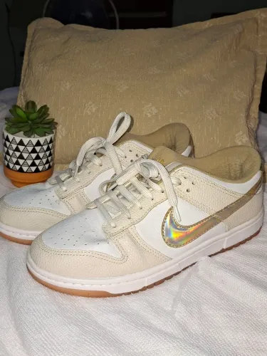 Tênis Nike Dunk Low Bege com Branco em Estado de Loja