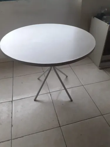 Mesa redonda branca para sala de jantar
