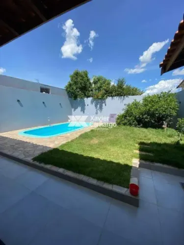 Casa com piscina e 3 quartos sendo 1 suíte para locação no bairro Jardim Olinda.