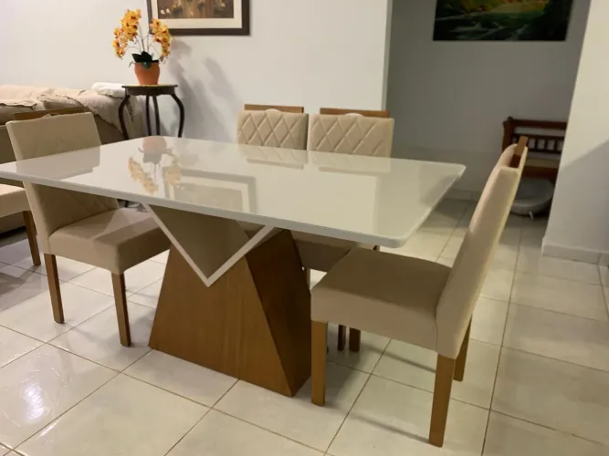 Conjunto de mesa a pronta entrega e com cadeiras de madeira