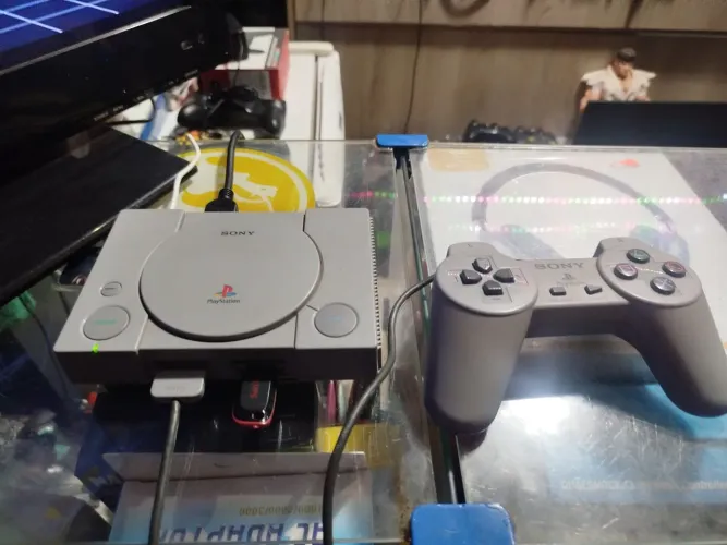 Playstation 1 mini vários jgs 2 controles ótimo estado ac trocas...