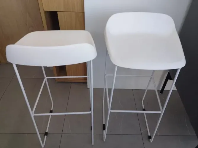 Banqueta alta com estrutura de ferro