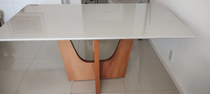 Linda mesa com 6 cadeiras. Vendo a mesa separado.