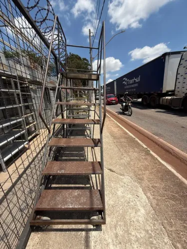 Escada plataforma 1,5m e 2m de altura 