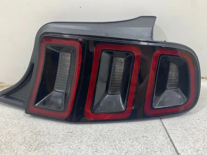 Lanterna traseira lado direito Ford mustang 2013 recuperado 