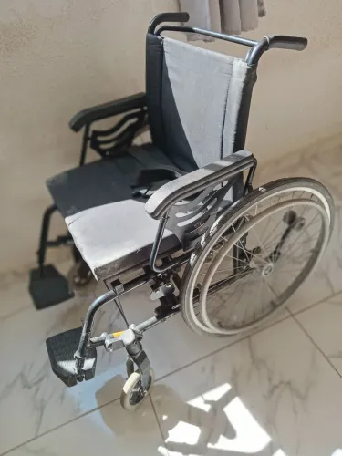 Cadeira de rodas grande dobravel ( não desmonta)