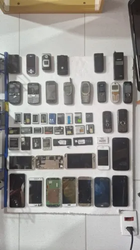 Celulares e carregadores antigos, alguns funcionam, a partir de 15,00 somos loja - 1408
