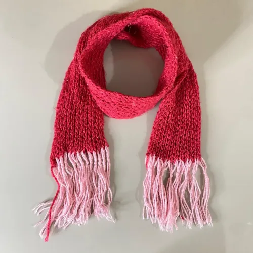 Cachecol de tricô vermelho com franjas