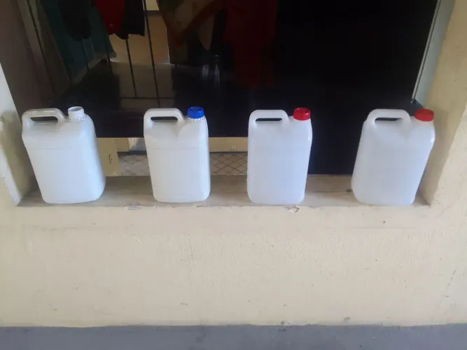 Garrafão de 5 litros ( 5 reais cada)