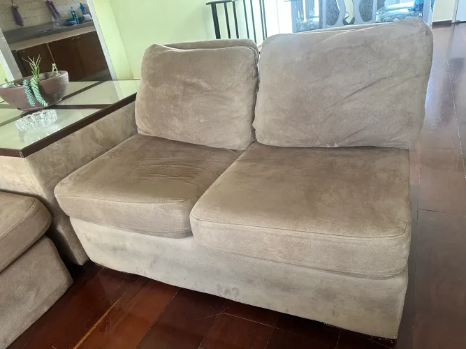 Sofá 5 lugares e mesa apoio canto