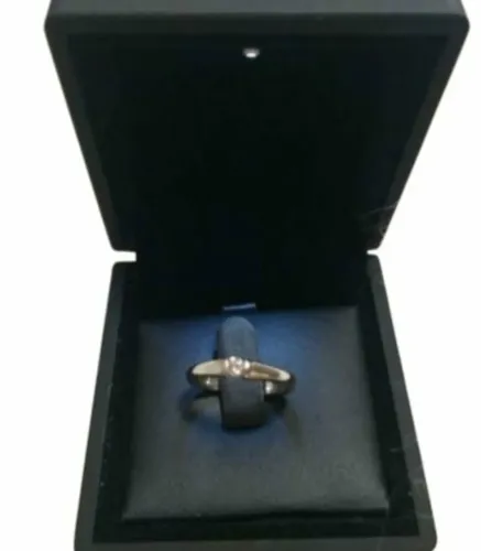 ANEL SOLITÁRIO DE DIAMANTE (0,12CT), NOVO, EM OURO BRANCO 18K 750, MARCA CLÁSSICO JÓIAS.