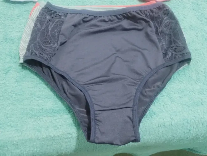 Calcinha feminina cinza com renda