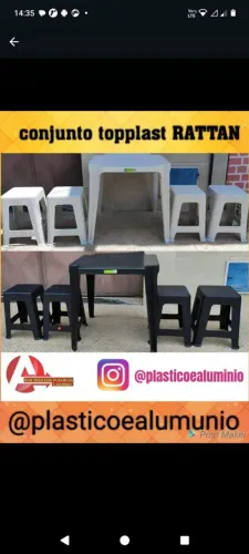 Conjunto de mesa e bancos de plástico