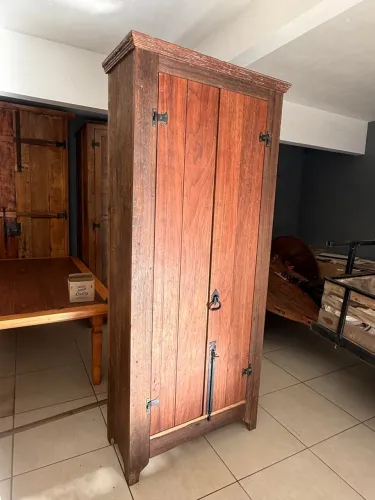 Armário de madeira rústico com duas portas