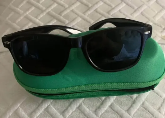 Óculos de Sol Infantil Clássico Warfer Preto com Case De Tênis. Resistente a quedas.