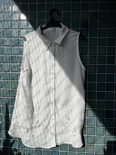 Blusa branca feminina com detalhes em renda