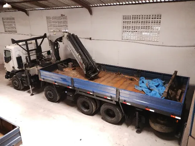 Excelente Caminhão Volvo 270 2013 com Munck TKA 2014