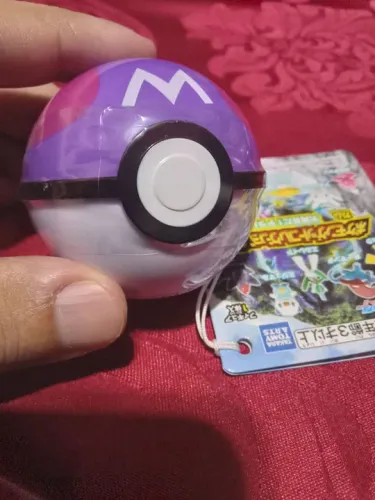 Miniatura Pokébola masterball lacrada com uma miniatura pokemon sortida original 