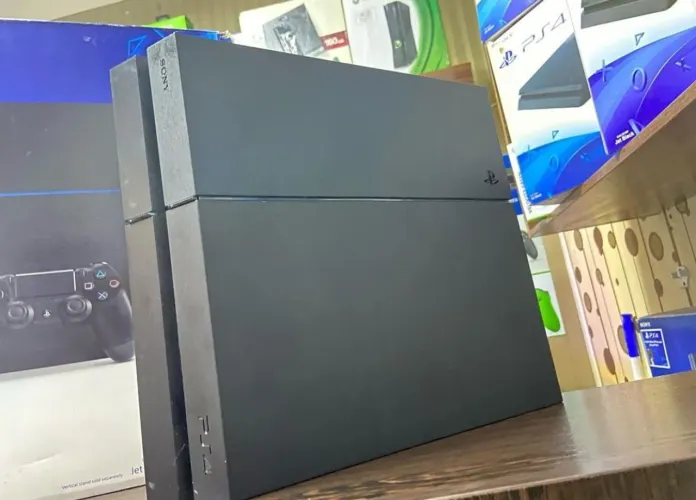 PS4 semi novo na caixa e garantia 
