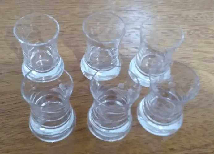 Copos de cristal lapidado para licor