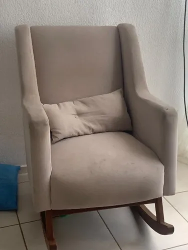 Poltrona de amamentação e puff