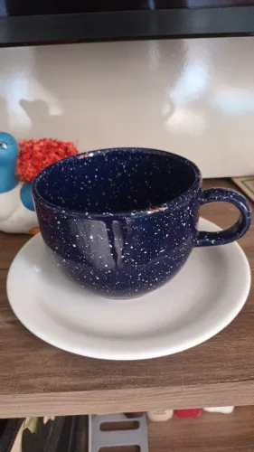 Xícara Jumbo Muito grande de cor louça azul e branca.