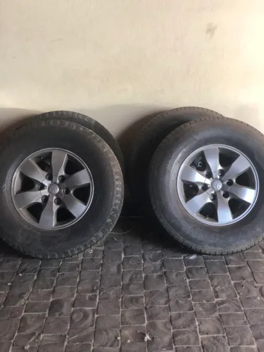 Jogo rodas hilux com pneus