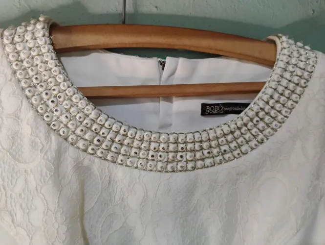 Vestido Branco com Detalhe Bordado no Decote