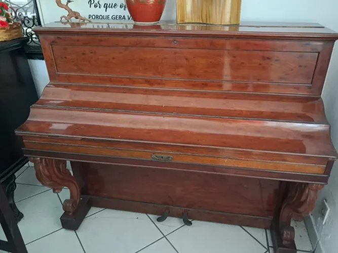 Piano Antigo de Madeira