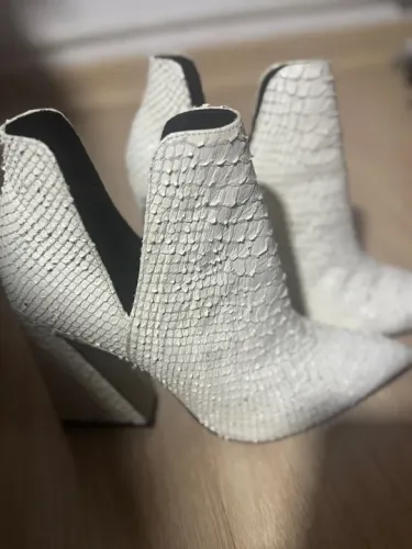 Botas brancas de salto alto