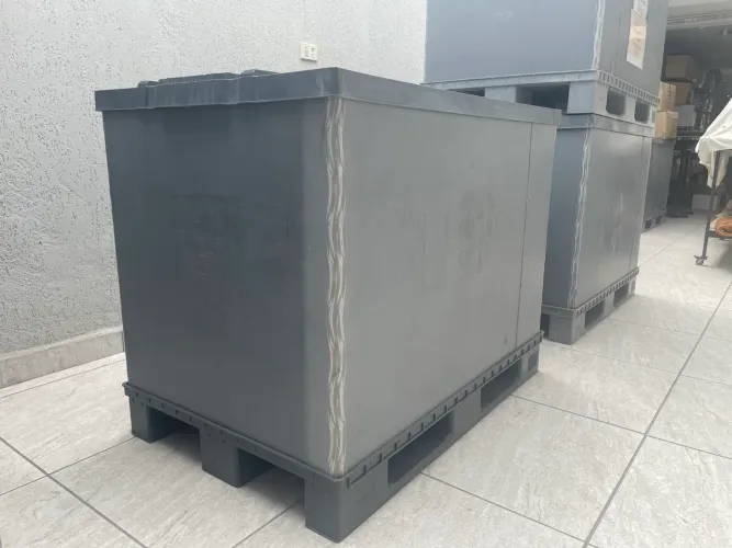 Caixa Plástica Pallet com tampa. Comprimento 1,15 x Largura e Altura 0,75 (m).