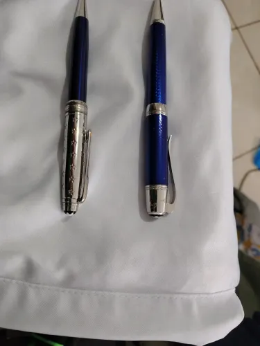 Vendo duas canetas Montblanc, uma Julio Verne a outra Saint Exupèry por 400,00 reais