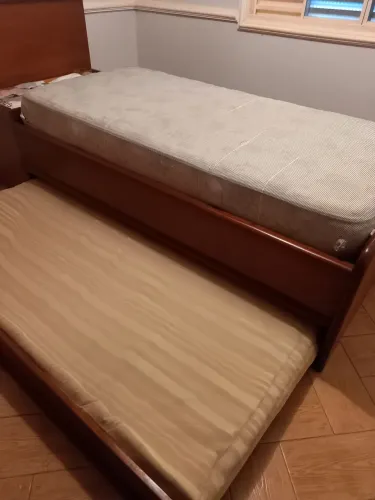 Cama de Solteiro com Cama Auxiliar, gavetas e baú na cabeceira.